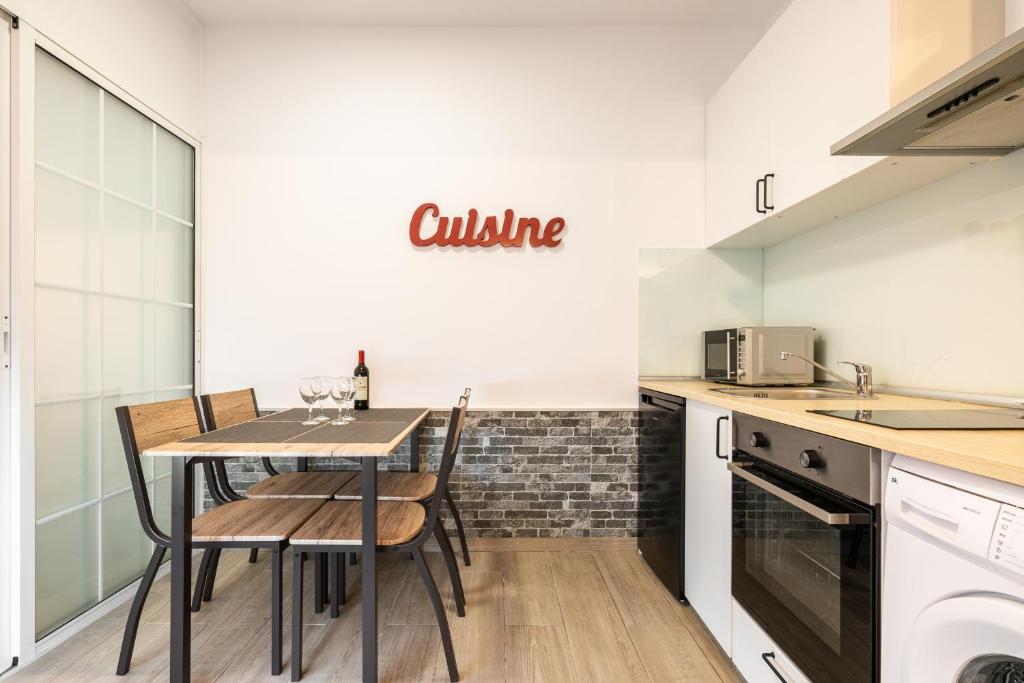 A kitchen or kitchenette at Beach Apartment, next to the sea