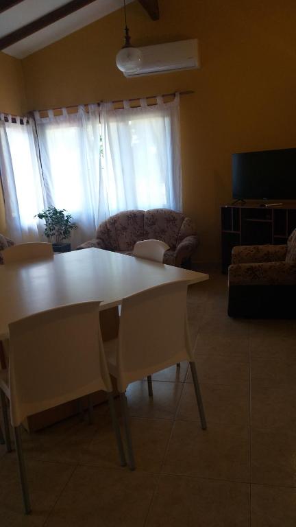 sala de estar con mesa y sofá en casa lucia en La Falda