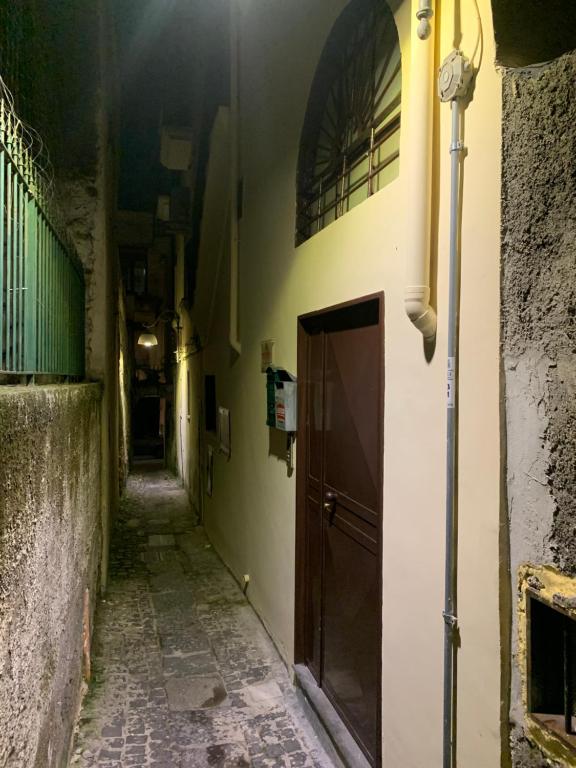 un callejón con una puerta en un edificio en B&B Ambra, en Sarno