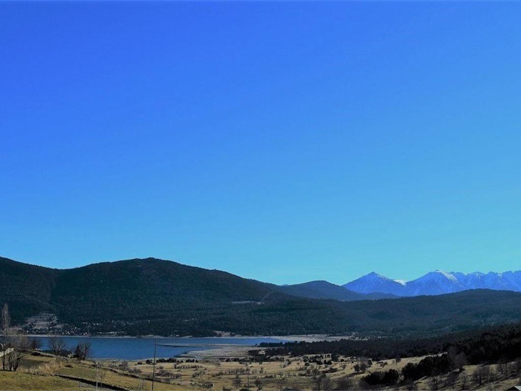 - une vue sur une rivière avec des montagnes en arrière-plan dans l'établissement Appartement T2 avec balcon exposé Sud face aux pistes, 4ème étage, parking privé, Les Angles - FR-1-593-9, aux Angles