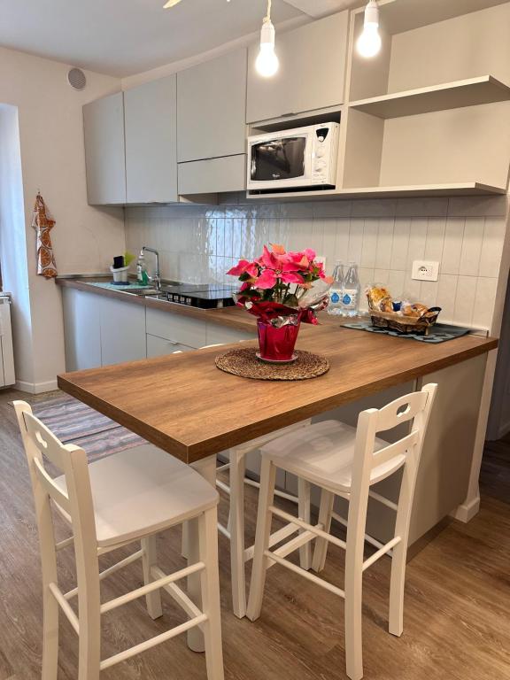A kitchen or kitchenette at Amiter Bagni San Filippo