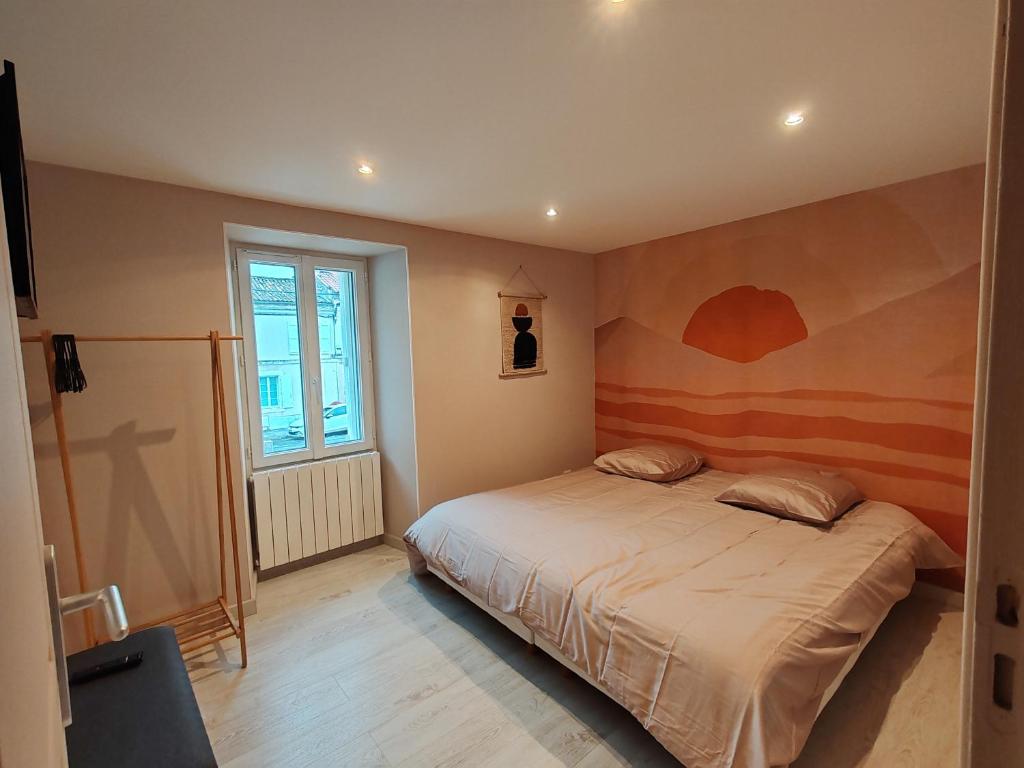 昂古萊姆的住宿－LaMaisonnette_au_36，一间卧室配有一张壁画床
