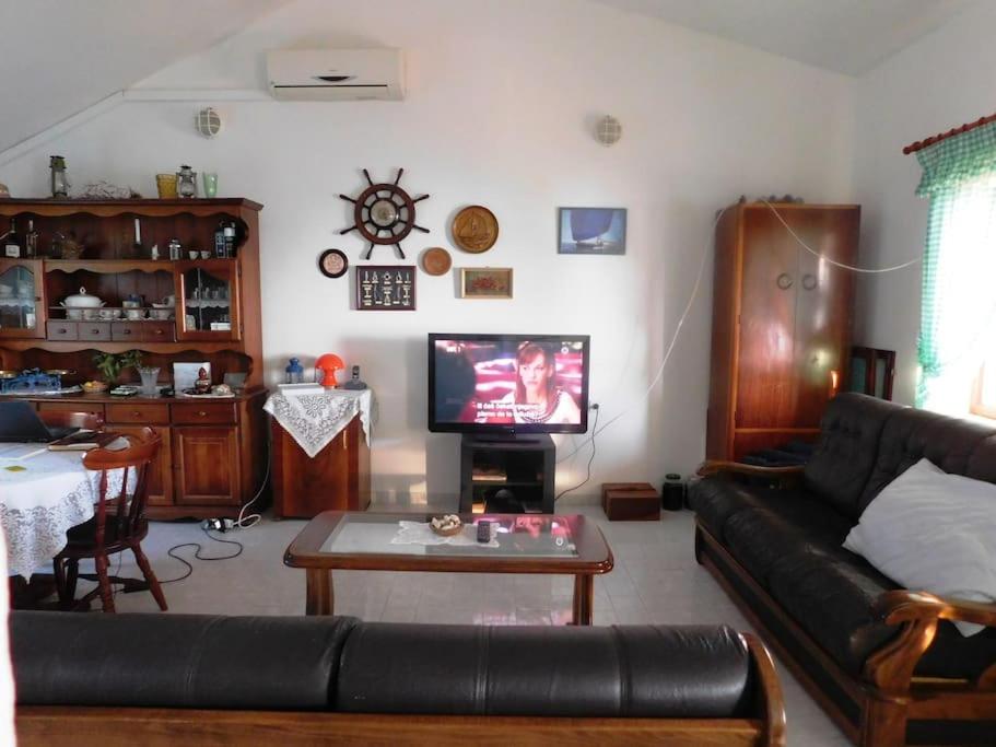 Televisi dan/atau pusat hiburan di Holiday House Rivi