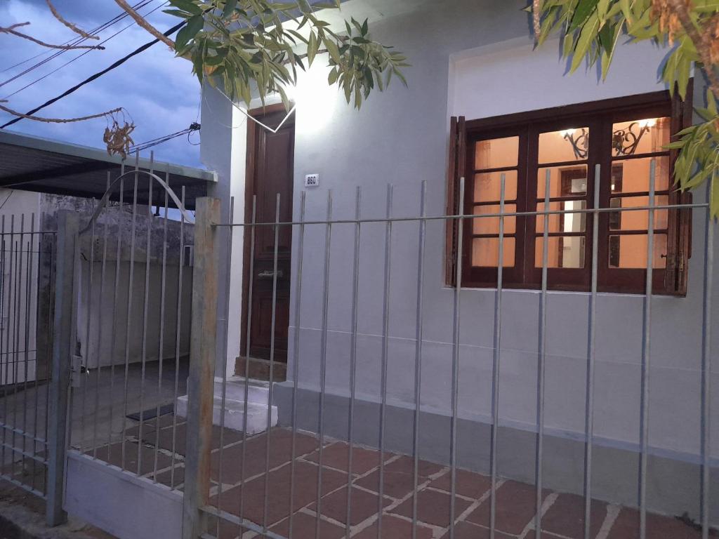 uma cerca em frente a uma casa com uma porta em Terrazas del Palomar em Salto