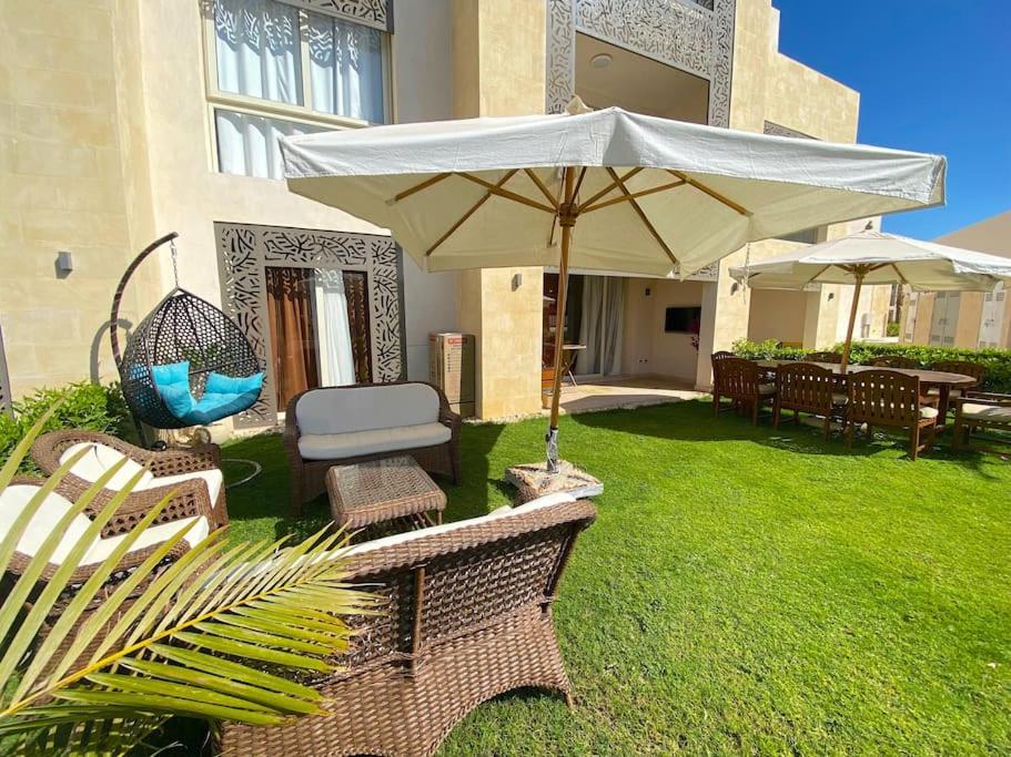 Zahrada ubytování Glamorous 2BR/ Free Beach & Pool Access @ Mangroovy, El Gouna