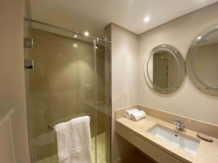 Koupelna v ubytování Glamorous 2BR/ Free Beach & Pool Access @ Mangroovy, El Gouna