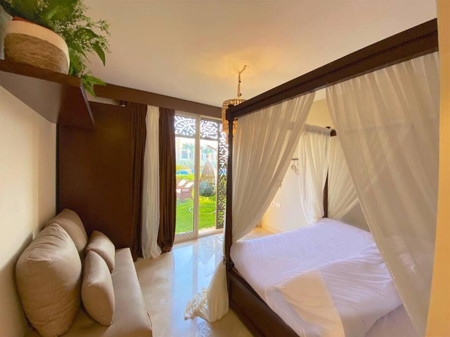 Postel nebo postele na pokoji v ubytování Glamorous 2BR/ Free Beach & Pool Access @ Mangroovy, El Gouna