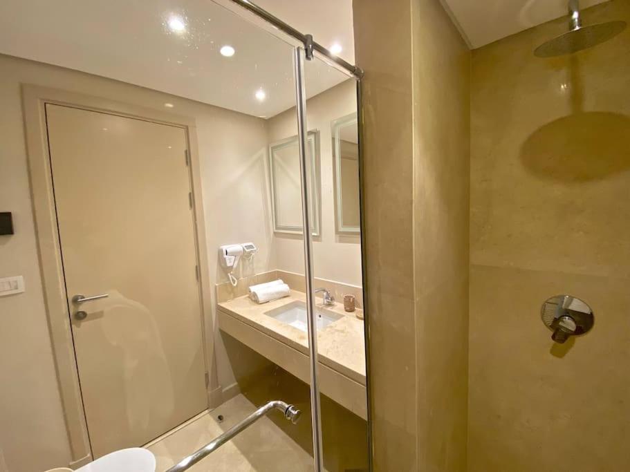 Koupelna v ubytování Glamorous 2BR/ Free Beach & Pool Access @ Mangroovy, El Gouna