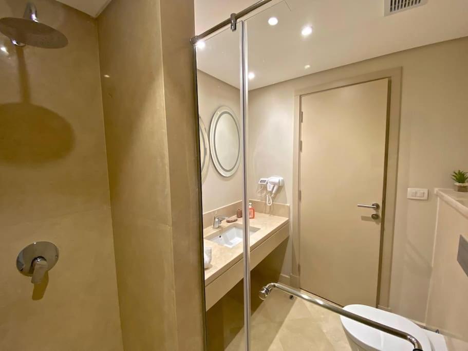 Koupelna v ubytování Glamorous 2BR/ Free Beach & Pool Access @ Mangroovy, El Gouna