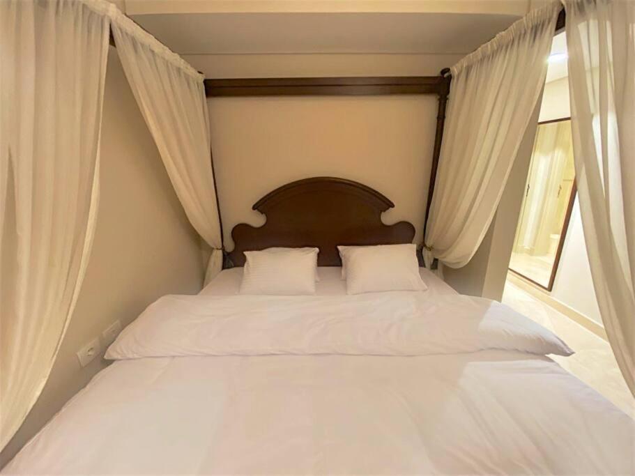 Postel nebo postele na pokoji v ubytování Glamorous 2BR/ Free Beach & Pool Access @ Mangroovy, El Gouna