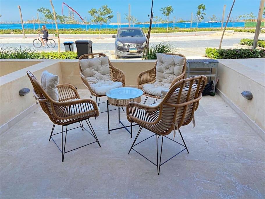 Posezení v ubytování Glamorous 2BR/ Free Beach & Pool Access @ Mangroovy, El Gouna