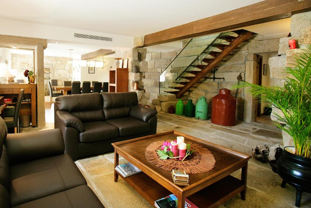 sala de estar con sofá y mesa en Casa Dos Poços, en Vilar Torpim