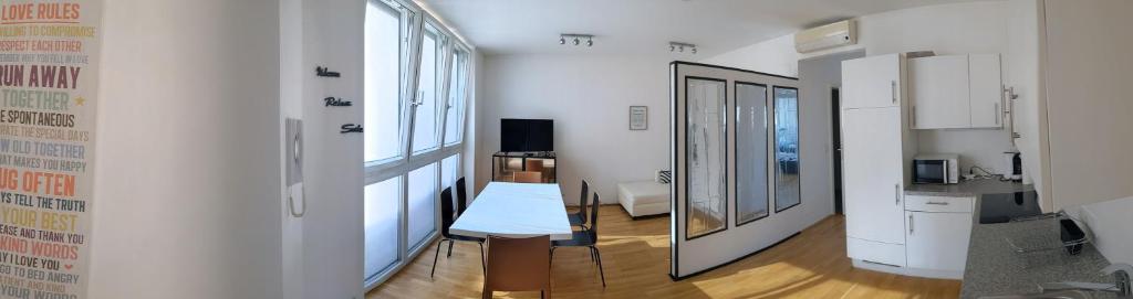 维也纳Design Place 1030 (airconditioned)的一间白色的大房间,配有镜子和一张桌子