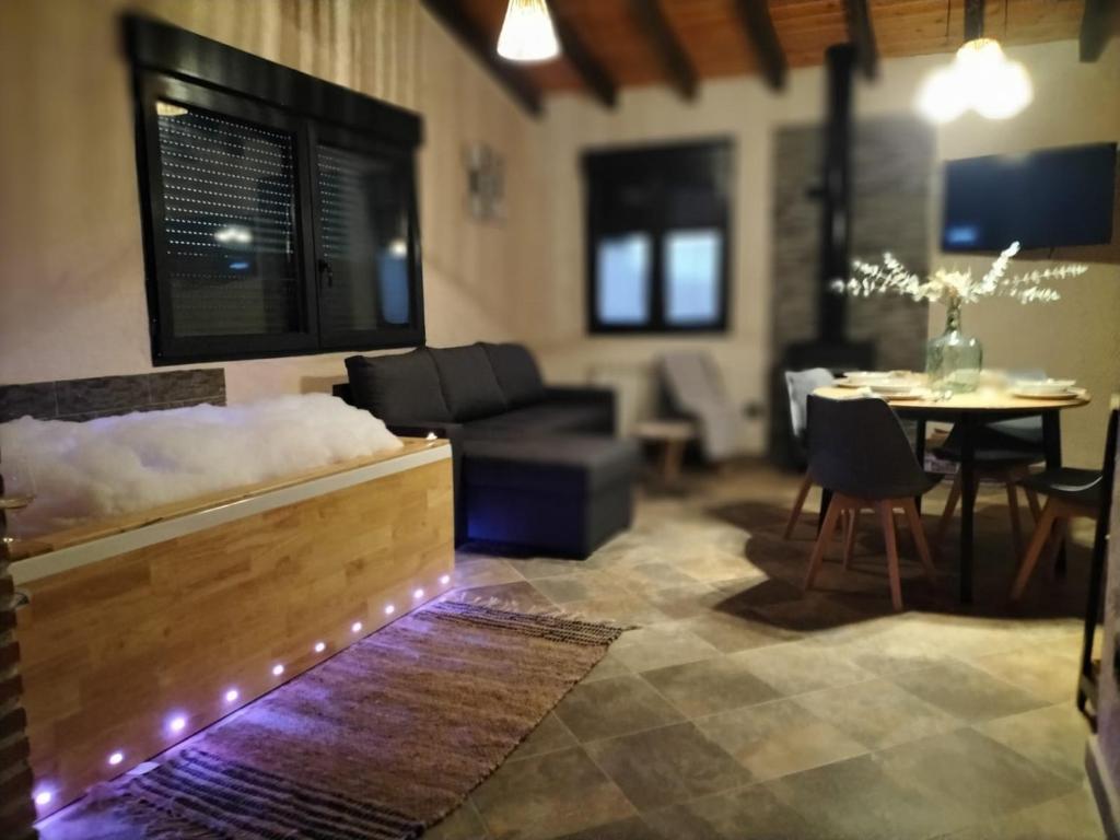 Villa pose في Robledillo: غرفة معيشة مع أريكة وطاولة