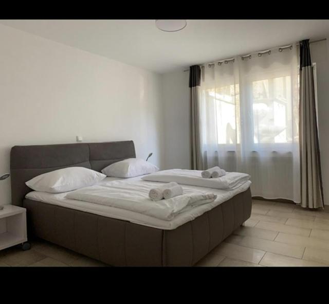 een slaapkamer met een groot bed en handdoeken bij Comfort Apartment in Keulen
