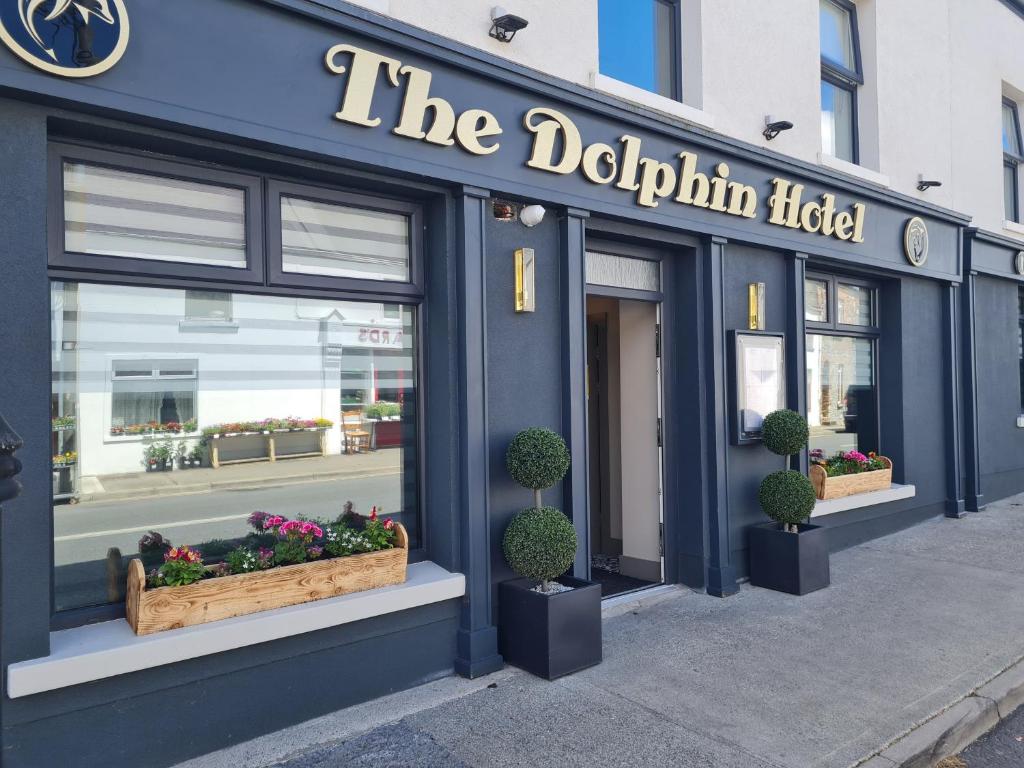 une face bleue du magasin avec des plantes en pot aux fenêtres dans l'établissement The Dolphin Hotel, à Mayo