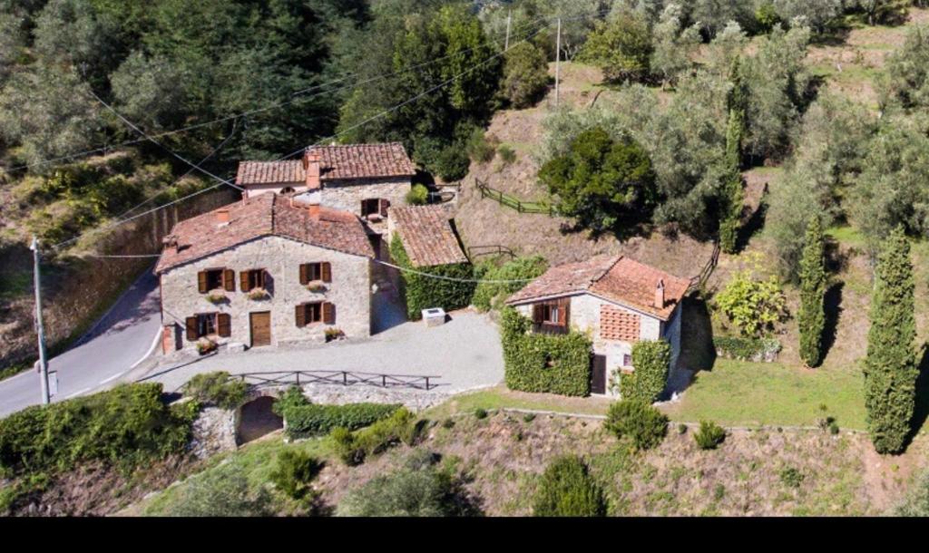 una vista aérea de una casa en una colina en Casa rurale Colleccio - colline di Lucca, en Fibbialla