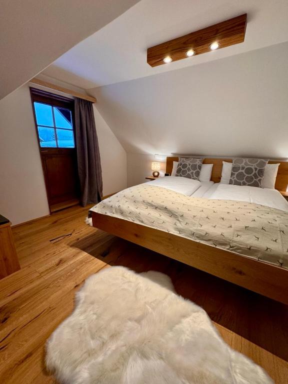 Posteľ alebo postele v izbe v ubytovaní Das AlplResort "ALMfrequenz"