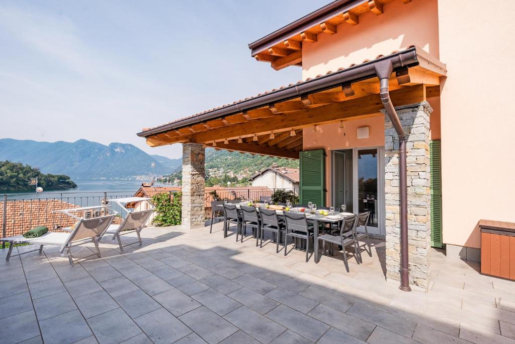 un patio con tavolo e sedie su un edificio di Comacina Villa a Como