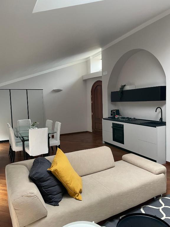 uma sala de estar com um sofá e uma mesa em CIVICO 16 em Chiaravalle