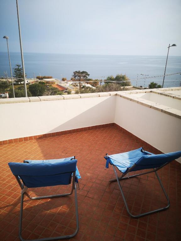 zwei blaue Stühle auf einem Dach in der Unterkunft Appartamento vista mare a 10 minuti da Castro Marina in Andrano