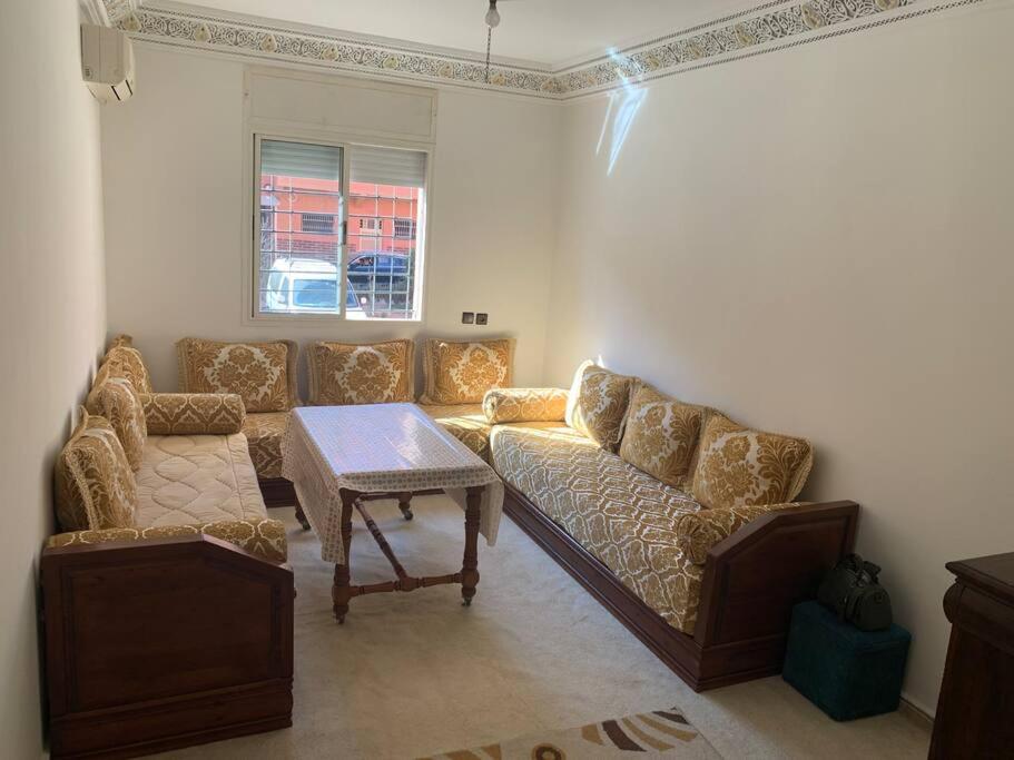 Ruang duduk di Apartment mhamide 9 Marrakech