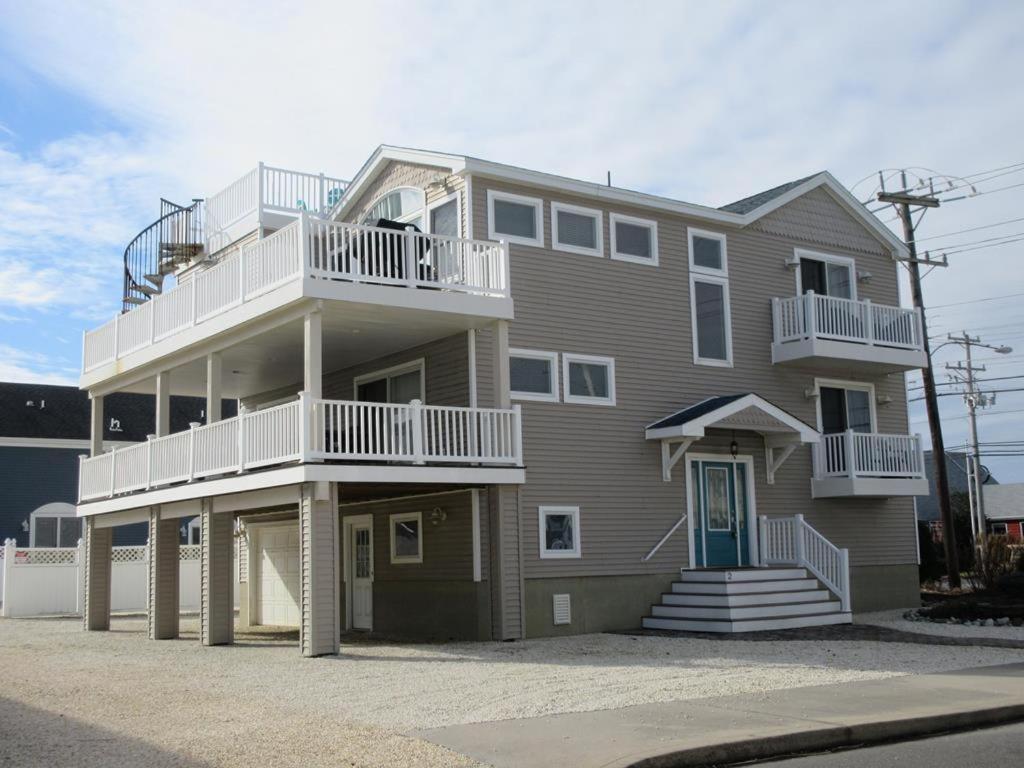 Cette grande maison dispose d'un balcon sur le côté. dans l'établissement Single Family On The Ocean Side Block In Brant Beach Very Nicely Appointed!, à Brant Beach