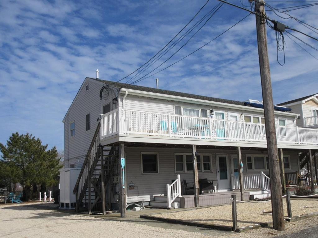 uma casa com uma escada ao lado em 2 Bedroom Condo Totally Renovated On Ocean Block In Ship Bottom em Ship Bottom