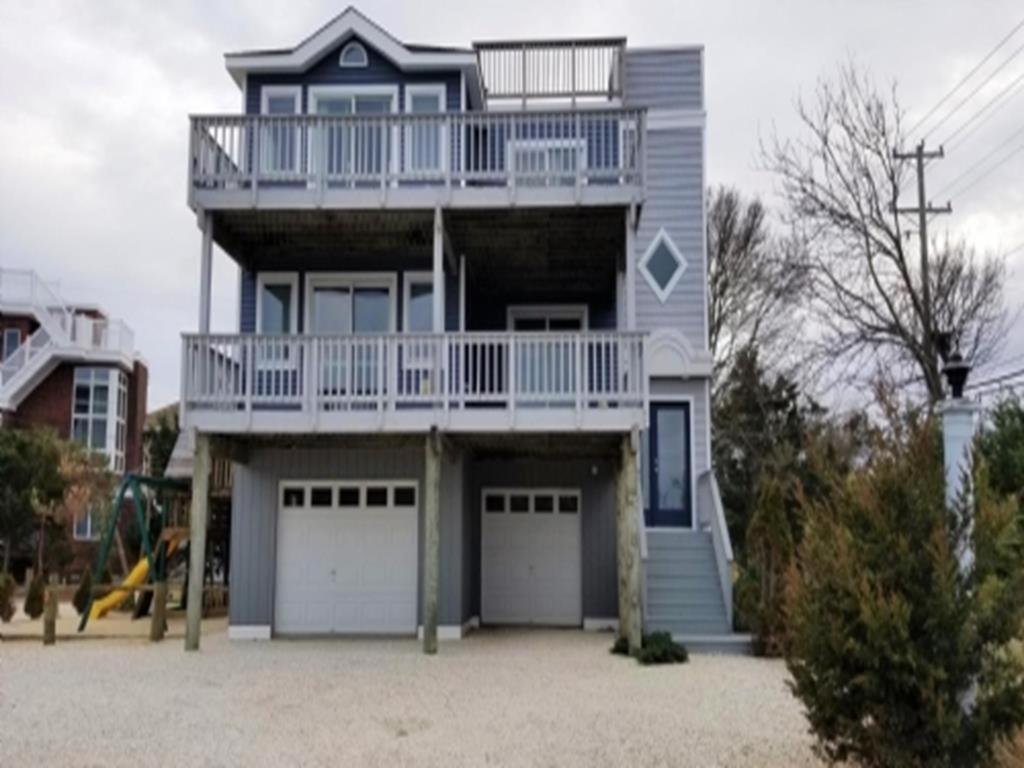 Cette grande maison dispose d'un balcon et de 2 garages. dans l'établissement 5 Br, 3rd From The Ocean, à Loveladies