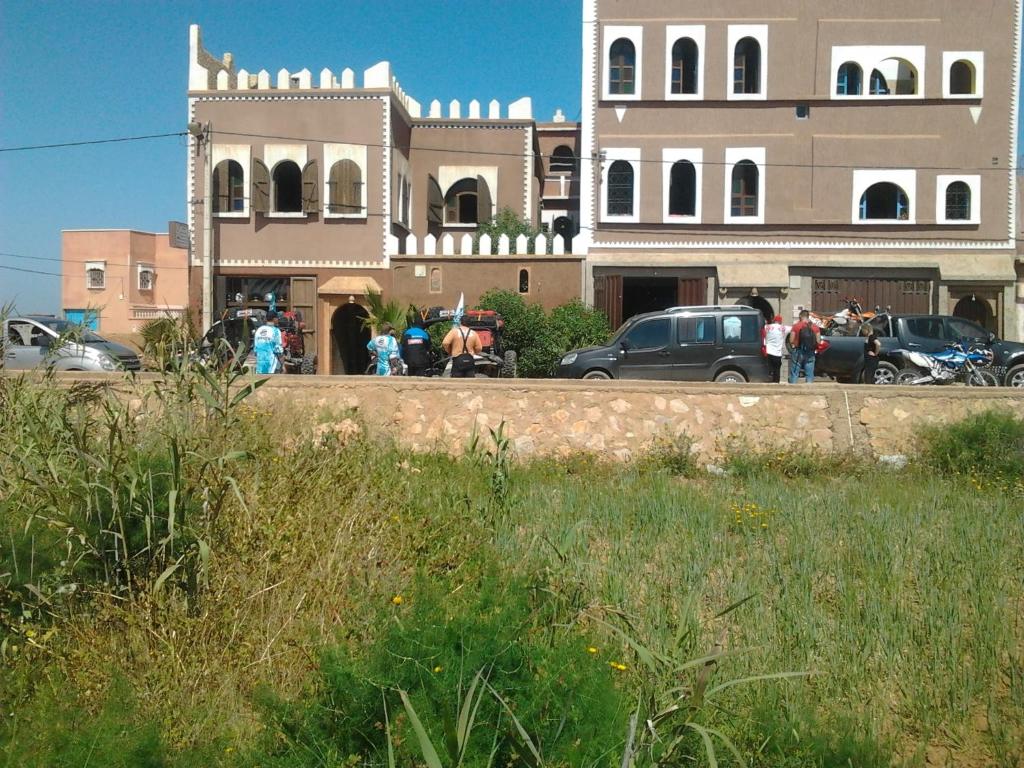 un grupo de personas de pie en frente de un edificio en Gite Kasbah Tiznit, en Tiznit