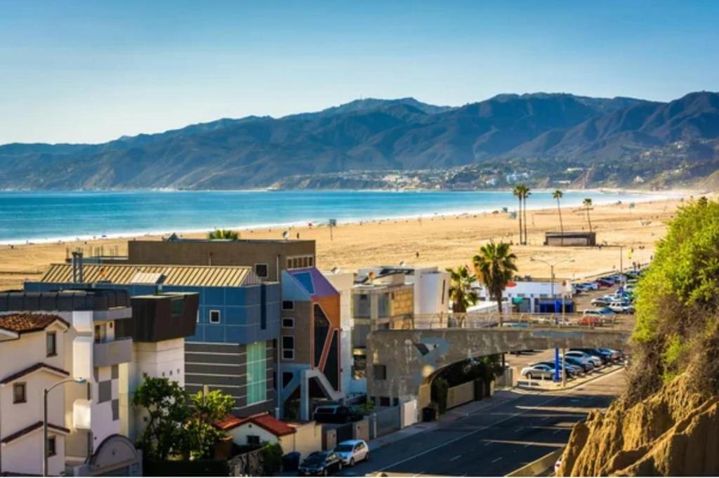 vista su una spiaggia con edifici e sull'oceano di 4 SantaMonica De Lux a Los Angeles