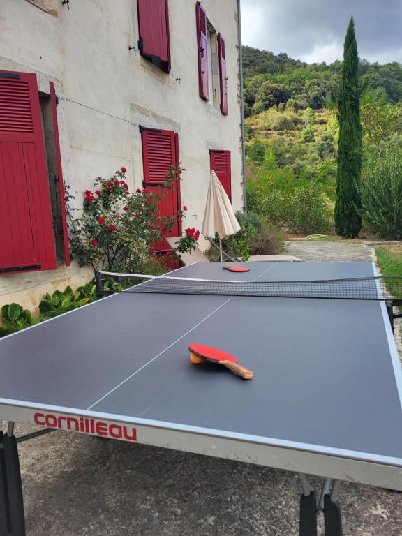 Stolní tenis v ubytování Chambre d'hôte Le Clos d'Audio à Riols nebo okolí