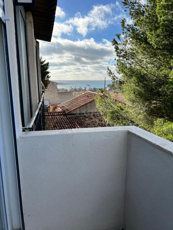 Aussicht vom Balkon eines Hauses in der Unterkunft Coquette maison à 500 m de la plage du verdon à la couronne in Martigues
