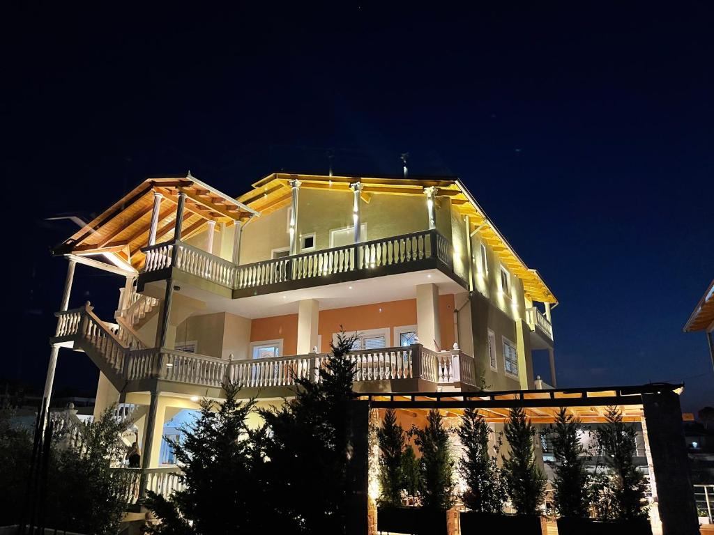 un gran edificio blanco con balcones en la parte superior. en Vila Arial en Vlorë