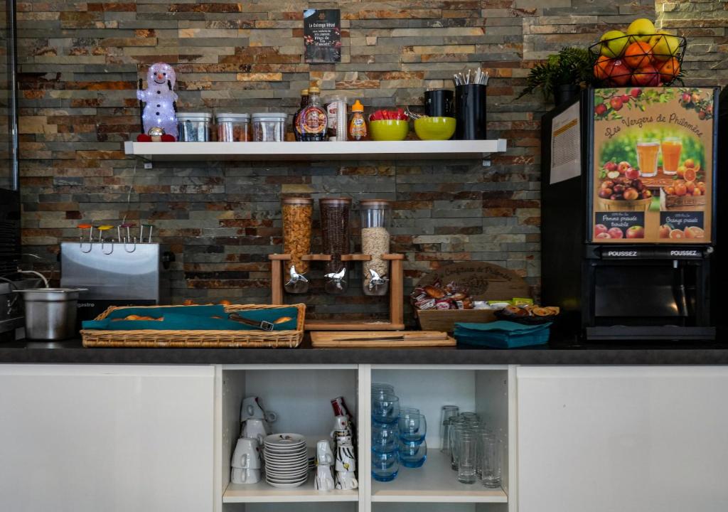 Kuchyň nebo kuchyňský kout v ubytování Celenya Hôtel