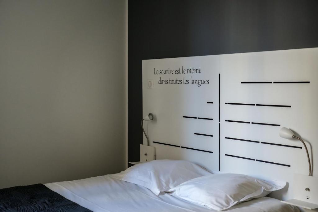 Postel nebo postele na pokoji v ubytování Celenya Hôtel