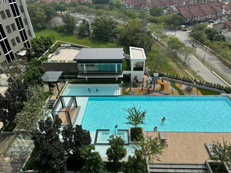 einen Blick über einen großen Pool in der Unterkunft Infinity Pool Netflix 100Mbps apartment in Shah Alam