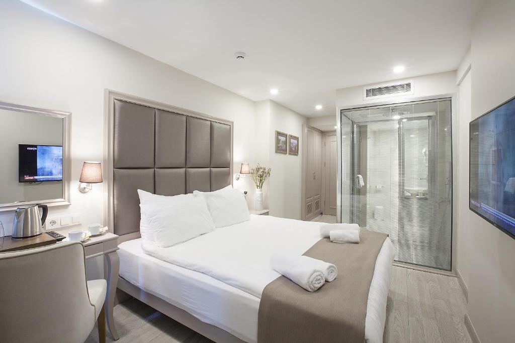 Postel nebo postele na pokoji v ubytování Perla Galata Hotel
