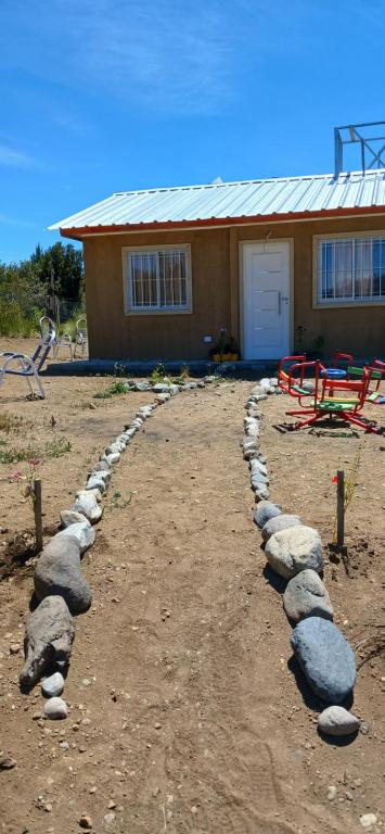 una fila de rocas delante de una casa en Cabaña Challhuaco, en San Carlos de Bariloche
