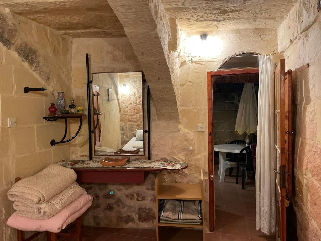 400YR Farmhouse in Xaghra Gozo - Separate Rooms - Twin Room