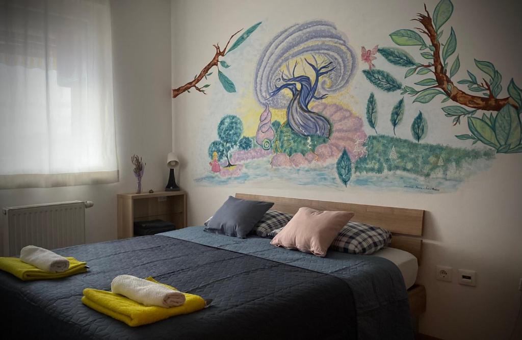 1 dormitorio con 1 cama con una pintura en la pared en Apartman “Zara” en Zagreb