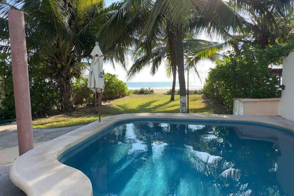 una piscina con vistas a la playa en Casa Mana: Beachfront Home w/pool on Playa Blanca, en Zihuatanejo