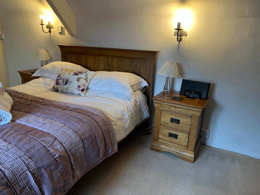 Un pat sau paturi într-o cameră la Characterful, Cosy Cotswold Cottage, Folly Cottage