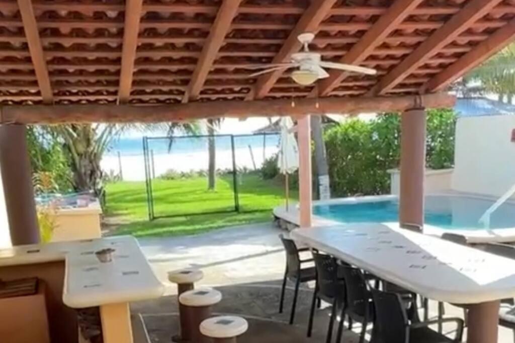 Bazén v ubytování Casa Mana: Beachfront Home w/pool on Playa Blanca nebo v jeho okolí