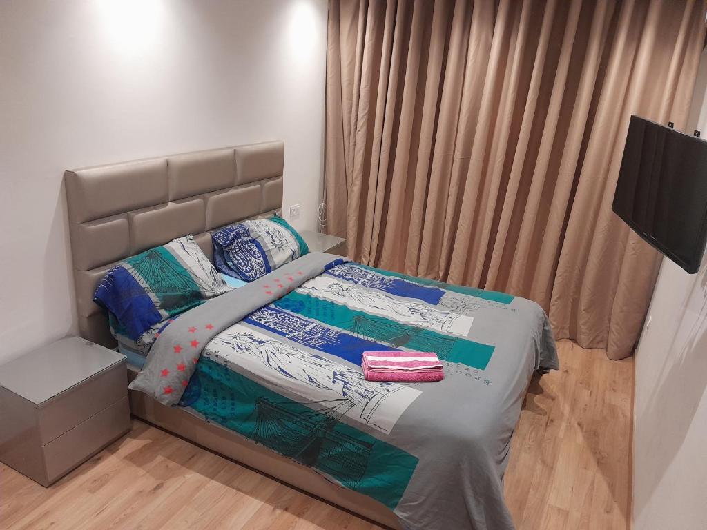 1 dormitorio con 1 cama y TV en Derb Omar,Tram (L1,L2,L3),Parking and wifi gratuit en Casablanca