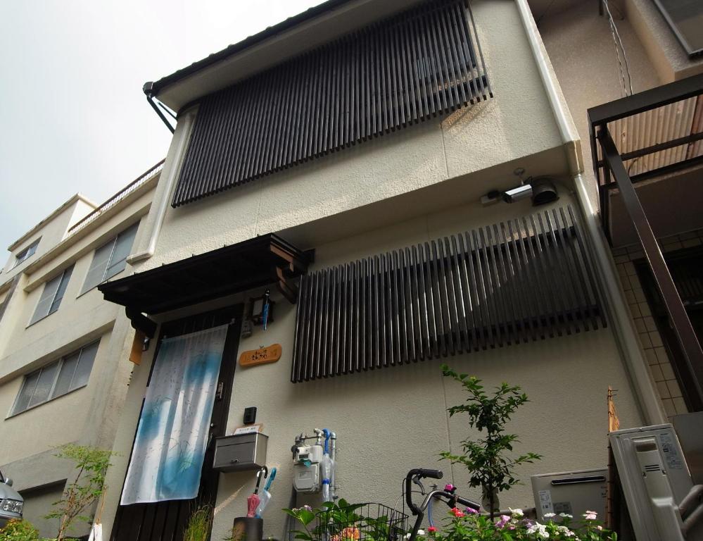 un edificio con persianas grandes en un lateral en Guesthouse Engawa, en Kioto