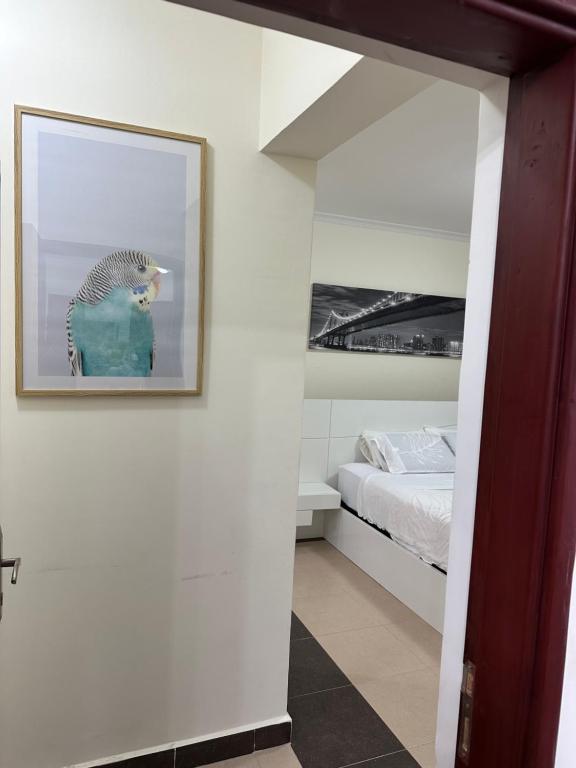 1 dormitorio con 1 cama y una foto en la pared en Furnished 2 Bedroom Apartment in Lavington Nairobi en Nairobi
