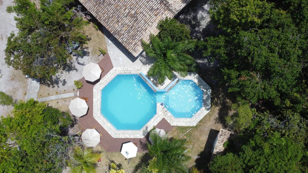een uitzicht over een zwembad met bomen bij Pousada Maliale Boipeba in Ilha de Boipeba