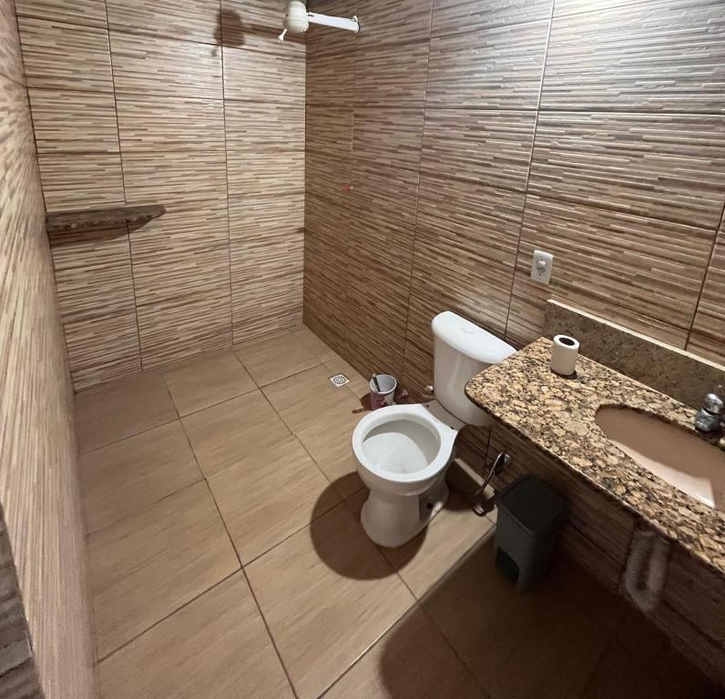 La salle de bains est pourvue de toilettes et d'un lavabo. dans l'établissement Casa para temporada super confortável 6km praia do forte Cabo Frio, à Cabo Frio