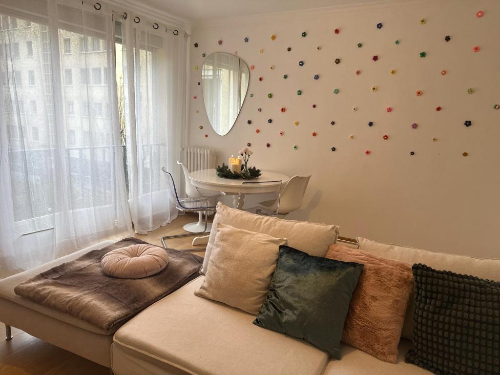 sala de estar con sofá y mesa en cozy 3 bedroom apartment dans republique en París